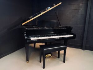 Baldwin 4'8" Petite Baby Grand Piano | Ebony Gloss