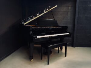 Young Chang 4'11" Petite Baby Grand Piano | Ebony Gloss, Excellent Condition
